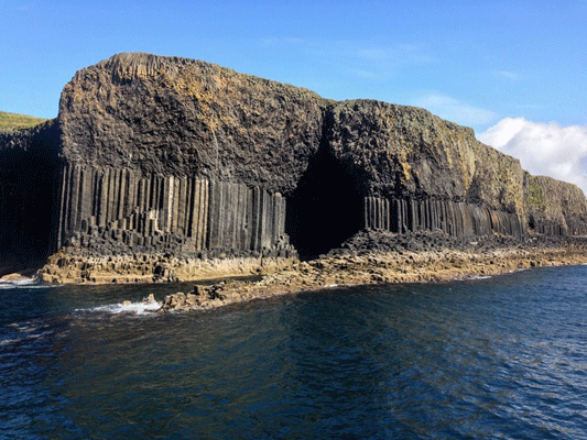 Hang Fingal: Những người yêu môn hình học sẽ rất thích khám phá hang Fingal, Scotland, nơi có nhiều cột đá basalt xếp thẳng đứng cạnh nhau làm du khách luôn phải ngỡ ngàng
