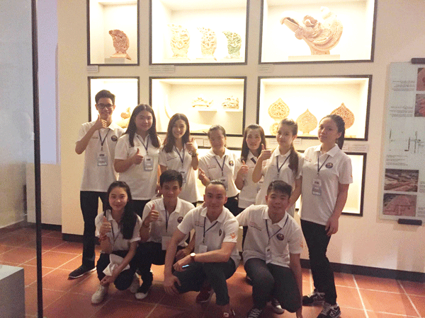 Các bạn trẻ trong khu trưng bày hiện vật lịch sử của Hoàng thành Thăng Long