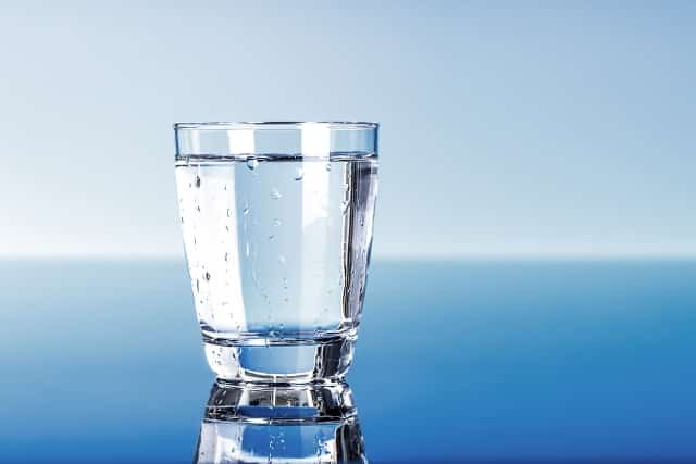 Vì sao bạn nên uống 4 cốc nước sạch mỗi ngày 