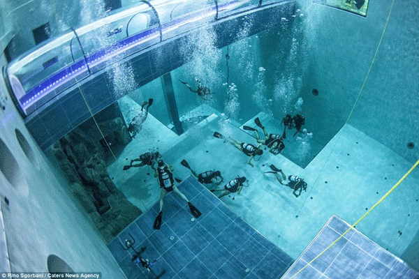 Y-40 Deep Joy là bể bơi nằm ở Montegrotto Terme, cách Venice (Italy) 45 km về phía tây