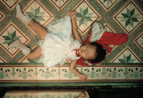 TP Hồ Chí Minh, 1989: Cô con gái nhỏ của một chủ cửa hiệu nằm ngủ ở một góc nhà