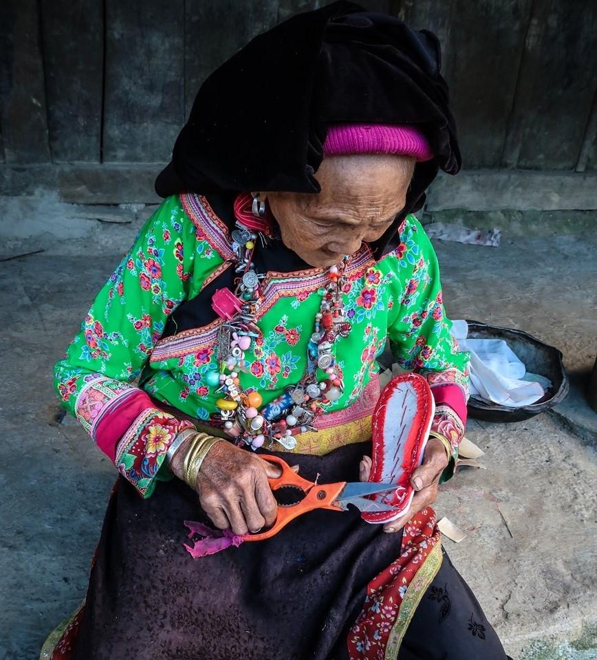 Một phụ nữ Xạ Phang làm đế giày (Ảnh TL)