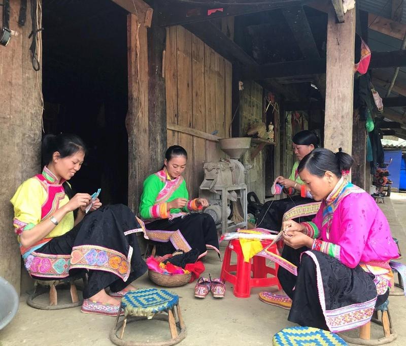 Phụ nữ Xạ Phang, huyện Mường Chà (tỉnh Điện Biên) thêu giày múa và trang phục