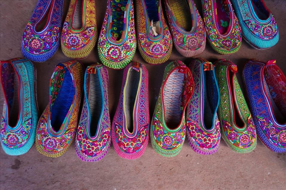 Giày thêu của nam và nữ dân tộc Xạ Phang