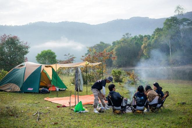 Trải nghiệm cắm trại được nhiều du thích yêu thích khi đến rừng Đa Mân. Ảnh: Lạc Tour