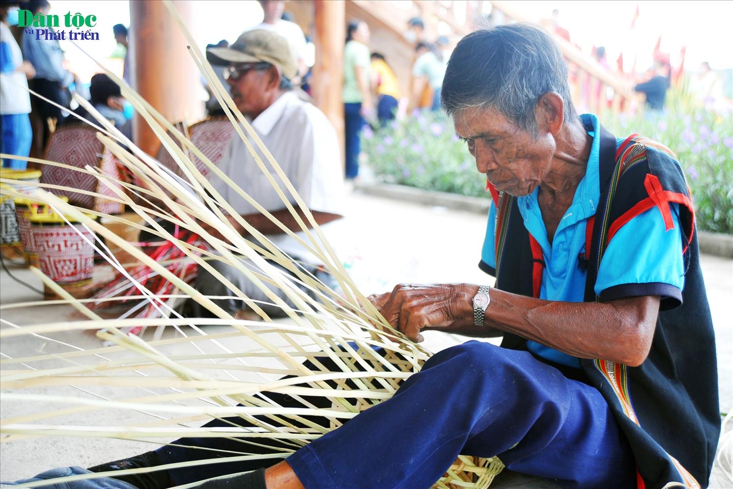 Nghệ nhân xã Ia Yeng đang đan gùi trong phần thi đan lát