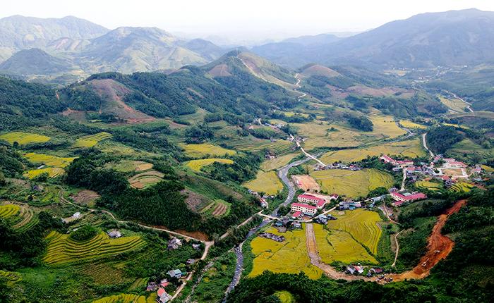 Tiên Yên có địa hình đa dạng với núi, đồi, đồng bằng ven sông, ven bểin