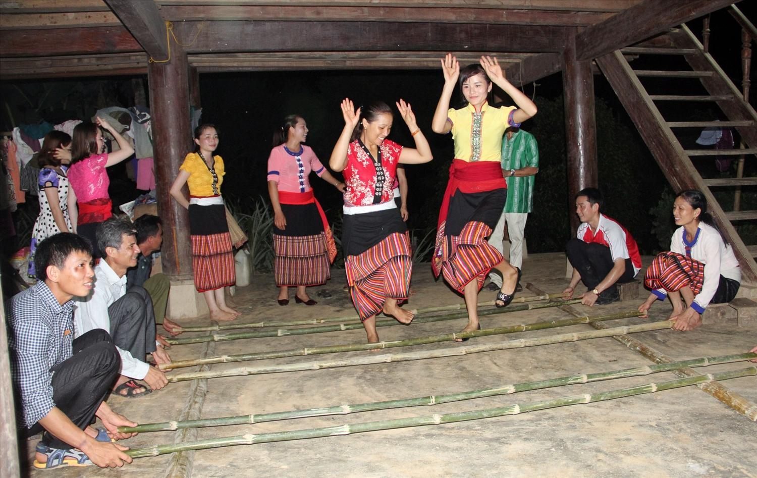 Đồng bào Thái (nhóm Thái Thanh) ở miền Tây Nghệ An vui múa sạp trong ngày Tết Độc lập