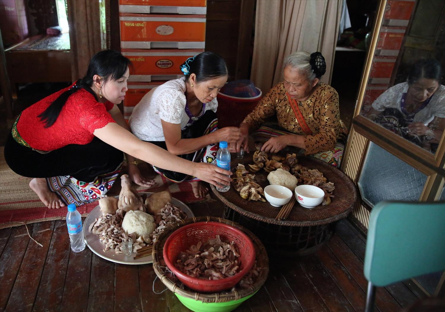 Đồng bào Thái (Nghệ An) chuẩn bị mâm cơm cúng tết Độc lập