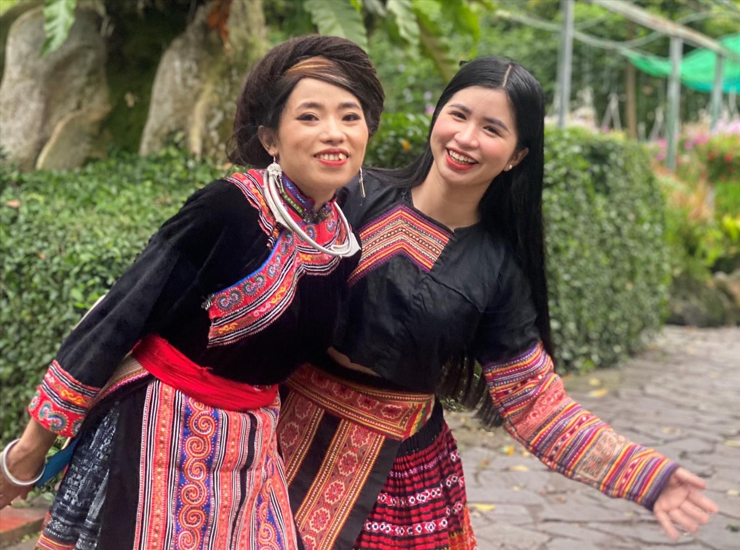 Búp bê mặc trang phục dân tộc Việt Nam giá tiền triệu vẫn cháy hàng