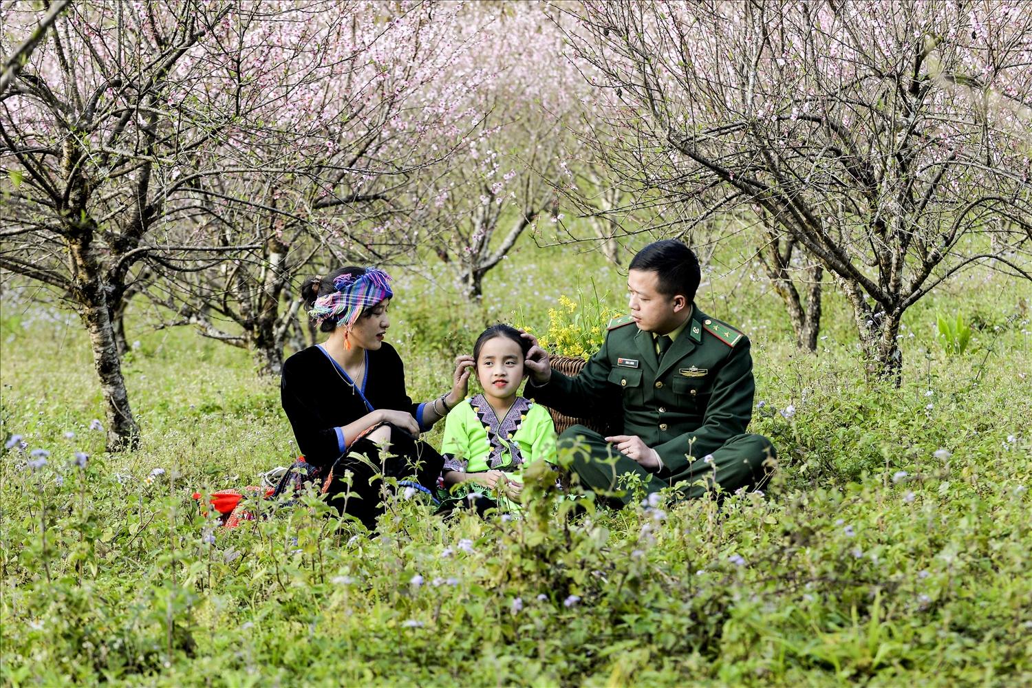 Một gia đình trẻ trong khung cảnh mùa Xuân Tây Bắc.