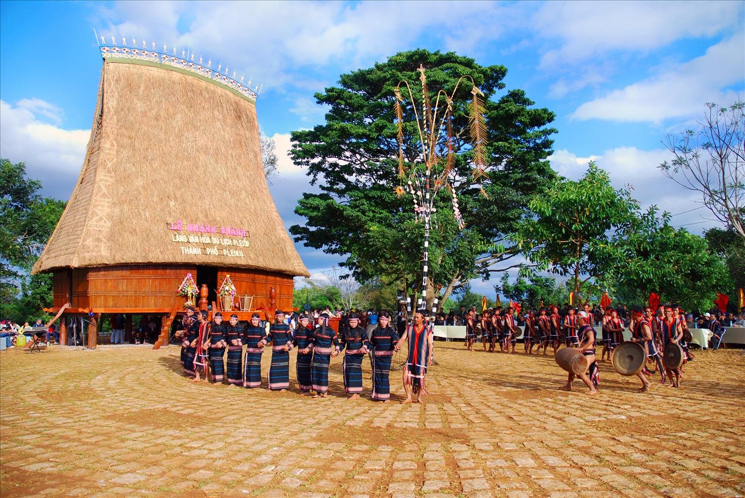 Đồng bào Gia Rai làng Ớp (phường Hoa Lư, Tp. Pleiku) biểu diễn cồng chiêng bên nhà rông truyền thống