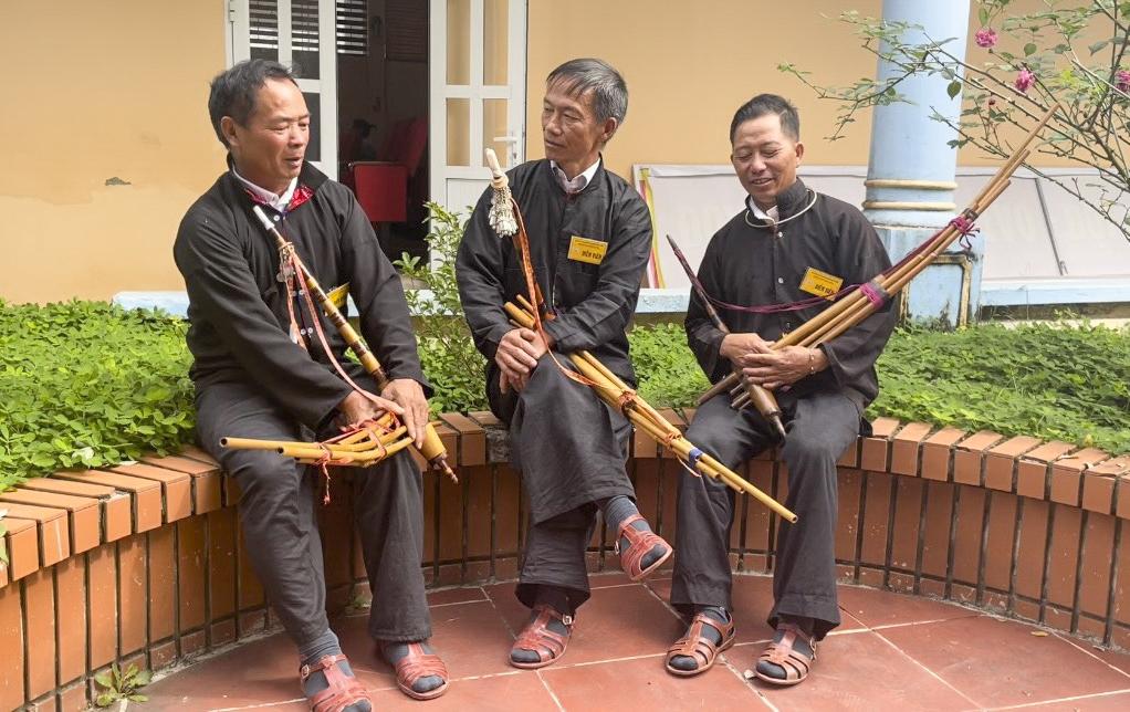 Các nghệ nhân người Mông ở Tủa Chùa trao đổi, chia sẻ về nghệ thuật múa khèn Các nghệ nhân người Mông ở Tủa Chùa trao đổi, chia sẻ về nghệ thuật múa khèn