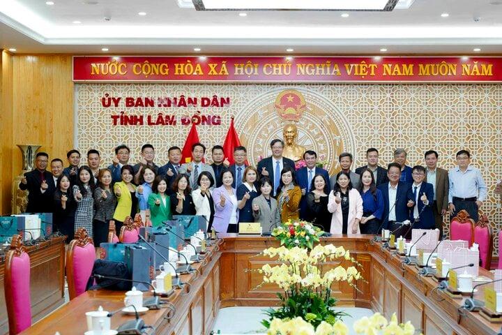 Lãnh đạo UBND tỉnh Lâm Đồng và các sở ban ngành chụp ảnh lưu niệm cùng đoàn công tác VKBIA và các địa phương Hàn Quốc.