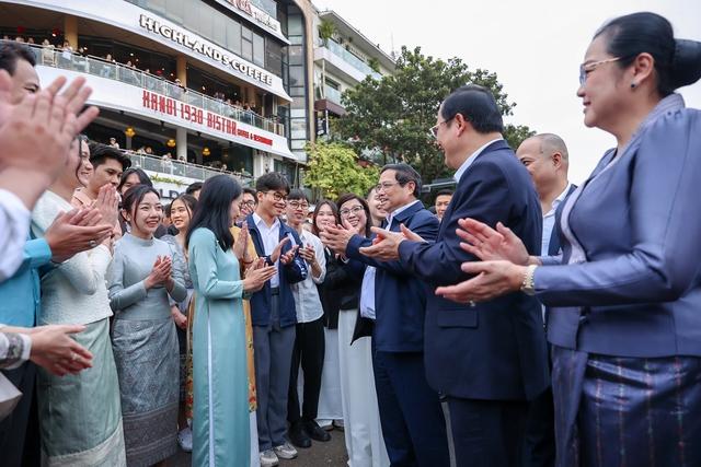 Thủ tướng Phạm Minh Chính, Thủ tướng Lào Sonexay Siphandone cùng hai Phu nhân thăm đền Ngọc Sơn, hồ Hoàn Kiếm- Ảnh 6.