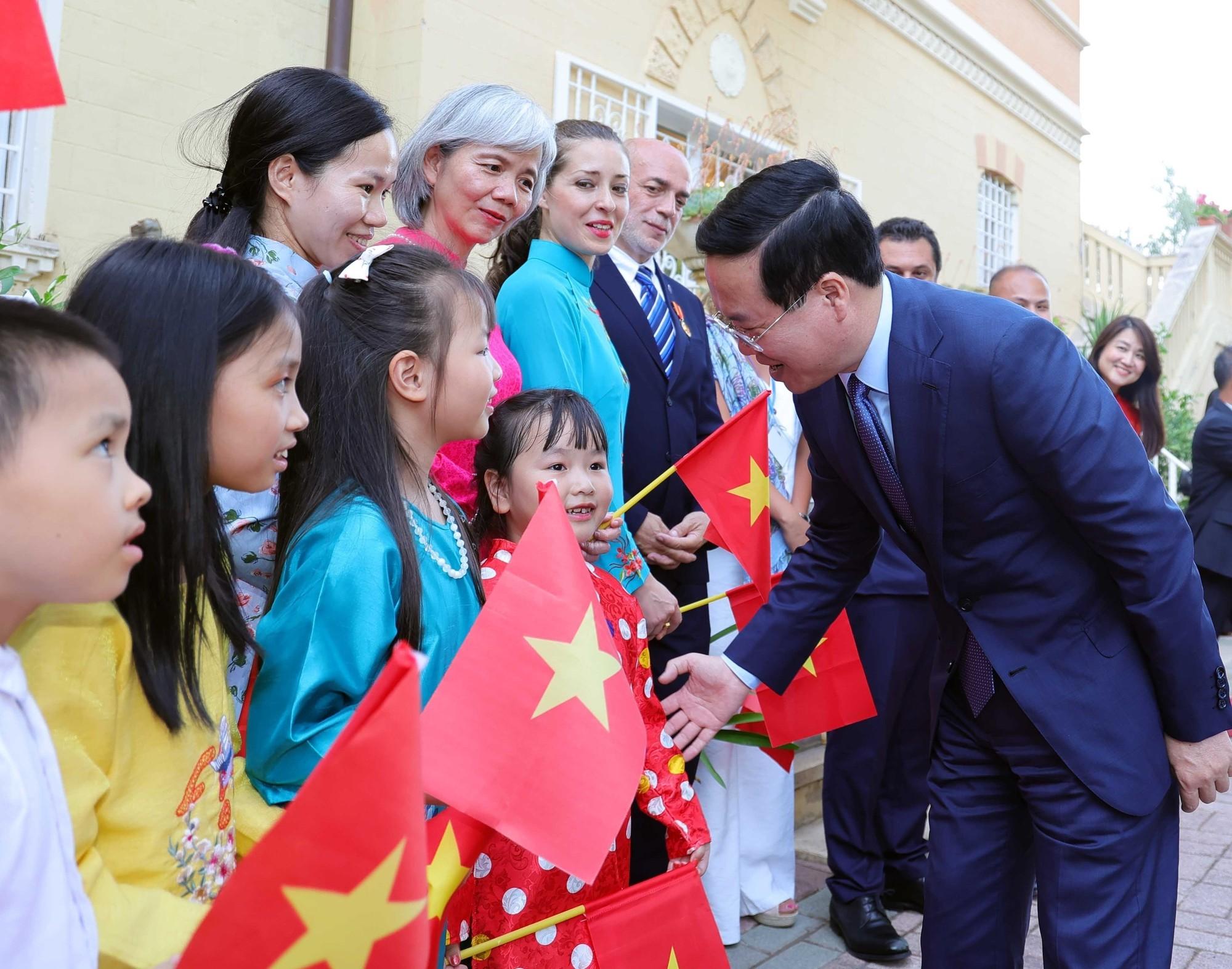 Chủ tịch nước Võ Văn Thưởng gặp gỡ cán bộ, nhân viên Đại sứ quán và cộng đồng người Việt Nam tại Italy, ngày 25/7/2023. Ảnh: TTXVN