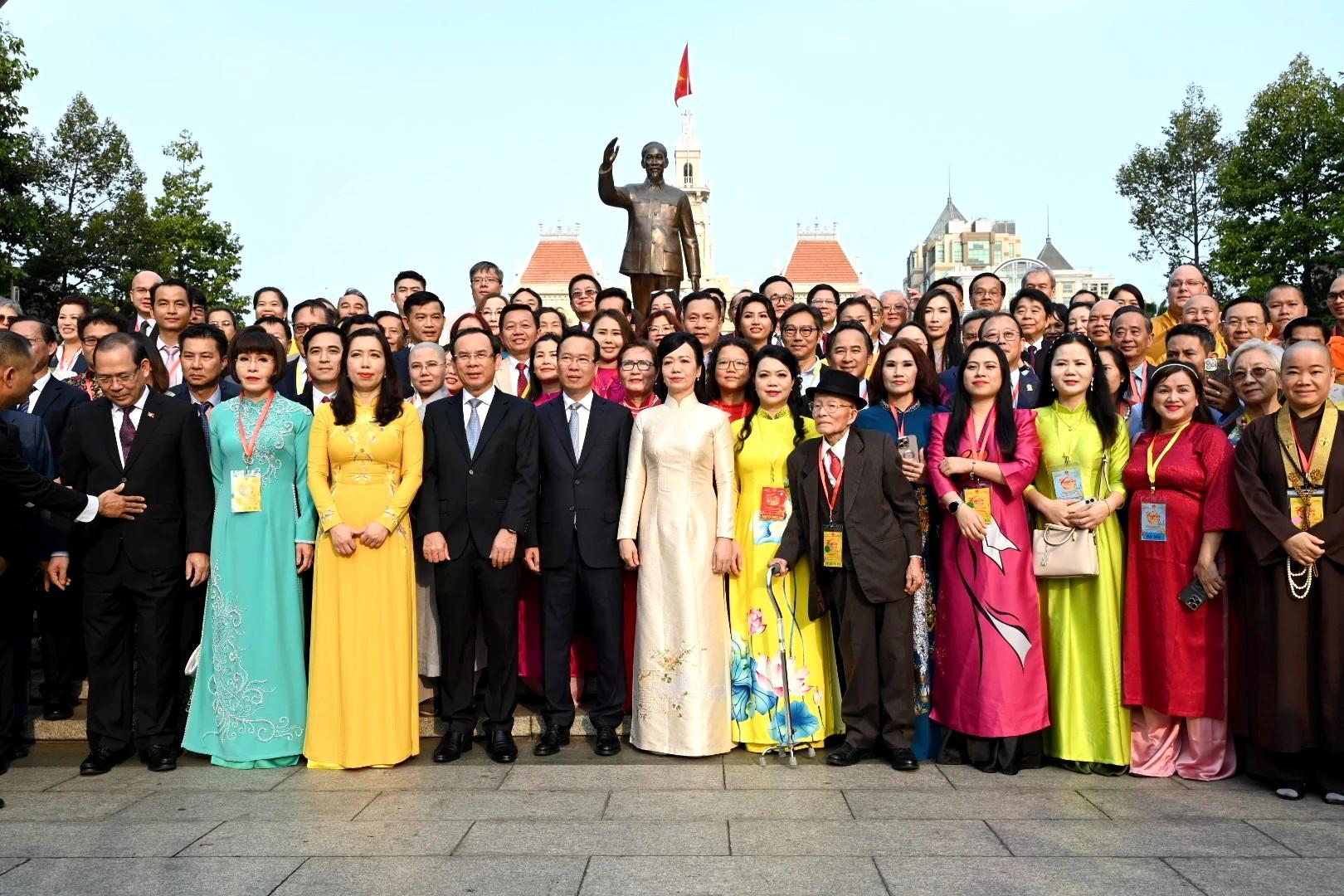Chủ tịch nước Võ Văn Thưởng và Phu nhân cùng chụp ảnh với kiều bào trước Tượng đài Bác, TP HCM, ngày 2/2/2024. Ảnh: Tạp chí Xây dựng Đảng