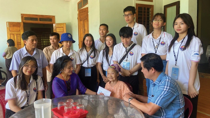 Kiều bào thanh thiếu niên thăm Mẹ Việt Nam anh hùng tại Quảng Trị, trong khuôn khổ Trại hè Việt Nam năm 2023 - Ảnh: TRẠI HÈ VIỆT NAM