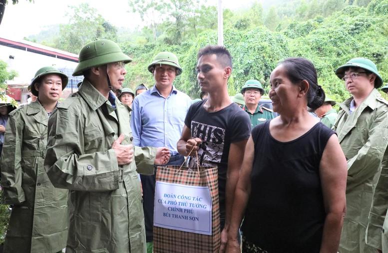 Phó Thủ tướng Bùi Thanh Sơn đi kiểm tra thiệt hại, chỉ đạo các biện pháp cấp bách khắc phục hậu quả cơn bão số 3 tại Yên Bái- Ảnh 7.