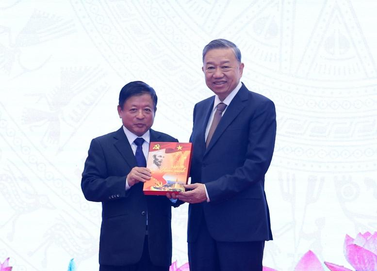 Sứ mệnh cao cả nhất của văn nghệ sĩ cách mạng là kiến tạo nhân cách văn hóa, xây dựng con người XHCN- Ảnh 4. Sứ mệnh cao cả nhất của văn nghệ sĩ cách mạng là kiến tạo nhân cách văn hóa, xây dựng con người XHCN- Ảnh 4.