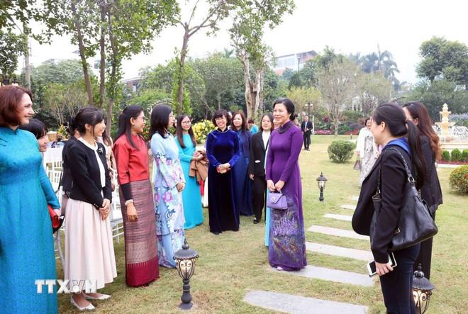 Bà Ngô Phương Ly, Phu nhân Tổng Bí thư Tô Lâm với các các phu nhân, cán bộ nữ của Bộ Ngoại giao Việt Nam và đại diện các nước ASEAN tại Hà Nội. (Ảnh: Phạm Kiên/TTXVN) ttxvn-phu-nhan-tong-bi-thu-to-nhom-phu-nu-cong-dong-asean-0801-3.jpg
