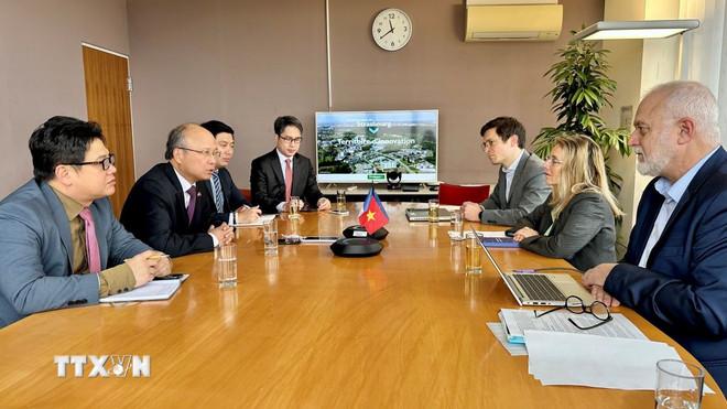 Đại sứ Đinh Toàn Thắng và đoàn công tác làm việc với lãnh đạo Cơ quan Eurométropole Strasbourg. (Ảnh: Thu Hà/TTXVN) ttxvn-viet-phap3.jpg