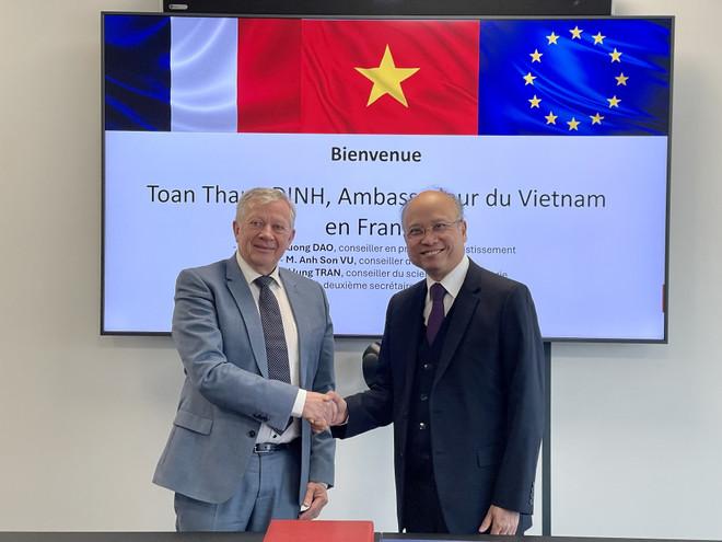 Ông Jean-Luc Heimburger, Chủ tịch CCI Alsace Eurométropole tiếp đón Đại sứ Đinh Toàn Thắng. (Ảnh: Thu Hà/TTXVN) vna-potal-viet-nam-va-vung-grand-est-cua-phap-huong-toi-hop-tac-ben-vung-7844739-03.jpg