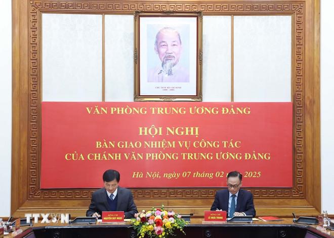 Đồng chí Nguyễn Duy Ngọc, Ủy viên Bộ Chính trị, Bí thư Trung ương Đảng, Chủ nhiệm Ủy ban Kiểm tra Trung ương, nguyên Chánh Văn phòng Trung ương Đảng và đồng chí Lê Hoài Trung, Bí thư Trung ương Đảng, Chánh Văn phòng Trung ương Đảng ký biên bản bàn giao nhiệm vụ. (Ảnh: Thống Nhất/TTXVN) ttxvn-tong-bi-thu-to-lam-du-hoi-nghi-ban-giao-nhiem-vu-cua-chanh-van-phong-trung-uong-dang-7845316-7-resize.jpg