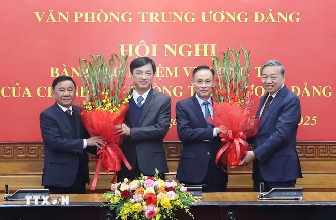 Tổng Bí thư Tô Lâm và Thường trực Ban Bí thư Trần Cẩm Tú tặng hoa chúc mừng đồng chí Nguyễn Duy Ngọc, Uỷ viên Bộ Chính trị, Bí thư Trung ương Đảng, Chủ nhiệm Ủy ban Kiểm tra Trung ương, nguyên Chánh Văn phòng Trung ương Đảng và đồng chí Lê Hoài Trung, Bí thư Trung ương Đảng, Chánh Văn phòng Trung ương Đảng. (Ảnh: Thống Nhất/TTXVN) ttxvn-tong-bi-thu-to-lam-du-hoi-nghi-ban-giao-nhiem-vu-cua-chanh-van-phong-trung-uong-dang-7845316-1-resize.jpg