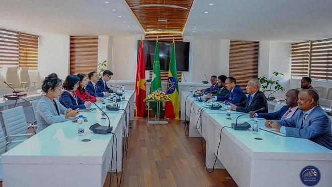 Thứ trưởng Bộ Ngoại giao Nguyễn Minh Hằng và Quốc vụ khanh Bộ Ngoại giao Ethiopia Mesganu Arga đồng chủ trì kỳ họp lần thứ nhất Tham vấn chính trị giữa Việt Nam và Ethiopia. (Ảnh: Báo Quốc tế) tham-van-chinh-tri-vietnam-ethiopia2-resize.jpg