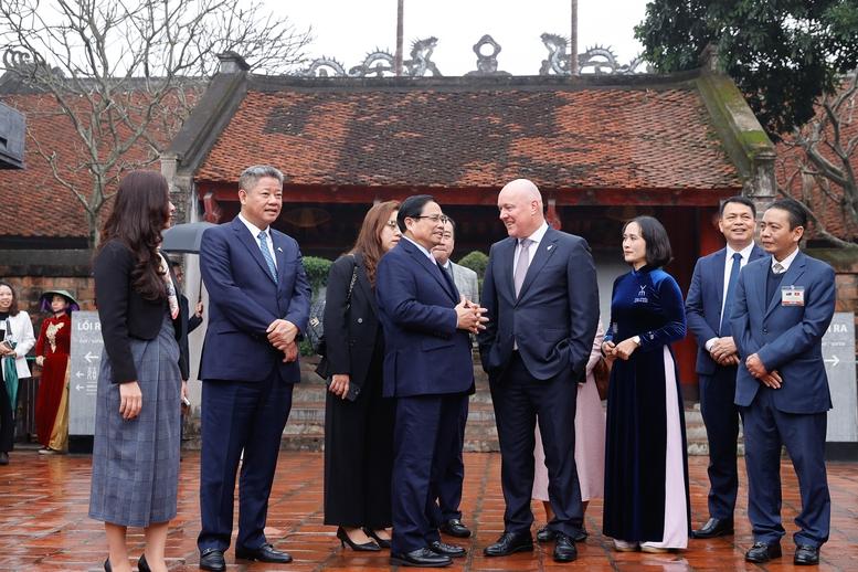 Thủ tướng Phạm Minh Chính cùng Thủ tướng New Zealand thăm Văn Miếu-Quốc Tử Giám- Ảnh 2. Thủ tướng Phạm Minh Chính cùng Thủ tướng New Zealand thăm Văn Miếu-Quốc Tử Giám- Ảnh 2.
