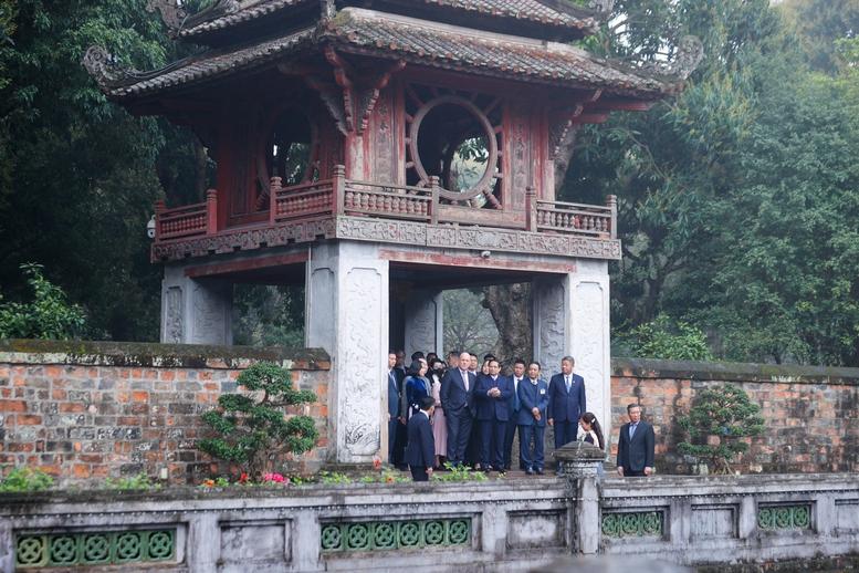 Thủ tướng Phạm Minh Chính cùng Thủ tướng New Zealand thăm Văn Miếu-Quốc Tử Giám- Ảnh 3. Thủ tướng Phạm Minh Chính cùng Thủ tướng New Zealand thăm Văn Miếu-Quốc Tử Giám- Ảnh 3.