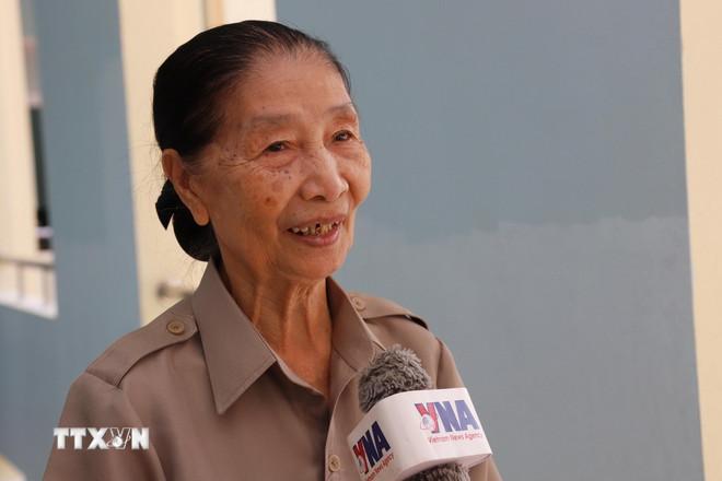 Cô Nguyễn Thị Thương, Phó Hiệu trưởng Trường Trung học Cơ sở Thống Nhất, trả lời phỏng vấn phóng viên Thông tấn xã Việt Nam tại Lào. (Ảnh: Xuân Tú/TTXVN) ttxvn-uom-mam-viet-nam-lao-1.jpg