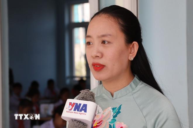 Cô giáo Đậu Thị Lệ Hải, giáo viên của tỉnh Quảng Bình được cử sang Lào tham gia công tác giảng dạy tại Trường Trung học Cơ sở Thống Nhất từ năm 2019, chia sẻ cảm xúc khi được sang Lào dạy tiếng Việt. (Ảnh: Xuân Tú/TTXVN) ttxvn-uom-mam-viet-nam-lao-2.jpg