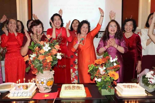 Ban chấp hành Hội Phụ nữ Việt Nam tại Vương quốc Bỉ vui mừng chào đón những món quà kỷ niệm một năm thành lập và ngày Quốc tế Phụ nữ 8/3. (Ảnh: Hương Giang/TTXVN) ttxvn-hoi-phu-nu-bi-2.jpg