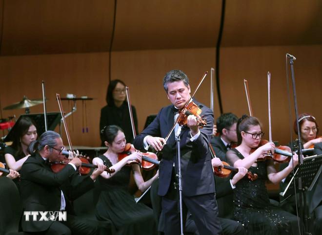 Tiết mục biểu diễn của nghệ sỹ violin Bùi Công Duy tại Lễ hòa nhạc kỷ niệm 70 năm thiết lập quan hệ ngoại giao Việt Nam-Indonesia. (Ảnh: Thống Nhất/TTXVN) ttxvn-hoa-nhac-vietnam-indonesia-11.jpg