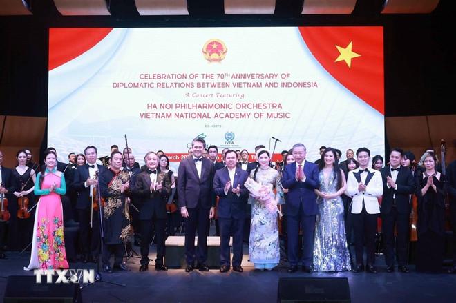 Tổng Bí thư Tô Lâm và Chủ tịch Thượng viện Indonesia Sultan Bachtiar Najamudin tặng hoa cho các nghệ sỹ. (Ảnh: Thống Nhất/TTXVN) ttxvn-hoa-nhac-vietnam-indonesia-1.jpg