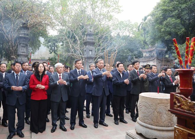 Tổng Bí thư Tô Lâm và đoàn công tác Trung ương dâng hương tại Đền thờ Vua Lê Đại Hành. (Ảnh: Thống Nhất/TTXVN) vna-potal-tong-bi-thu-to-lam-va-doan-cong-tac-trung-uong-dang-huong-tai-den-tho-vua-dinh-tien-hoang-va-den-tho-vua-le-dai-hanh-7833370.jpg