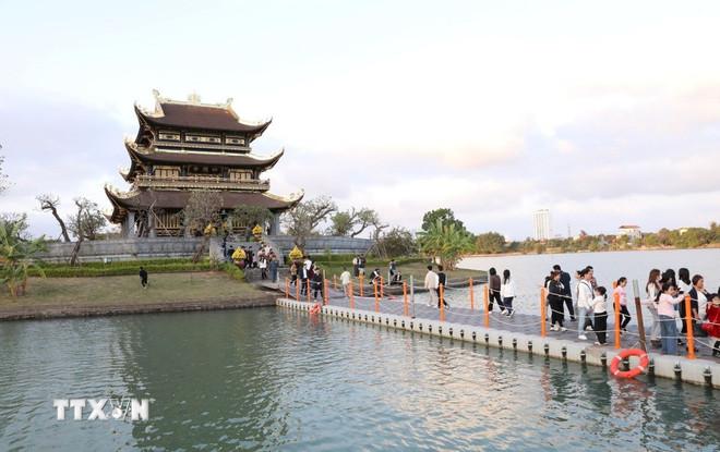 Chùa Vàng - thành phố Hoa Lư, một điểm thăm quan mới tại tỉnh Ninh Bình cũng thu hút rất đông du khách. (Ảnh: Đức Phương/TTXVN) ttxvn-thanh-pho-hoa-lu-13-2.jpg