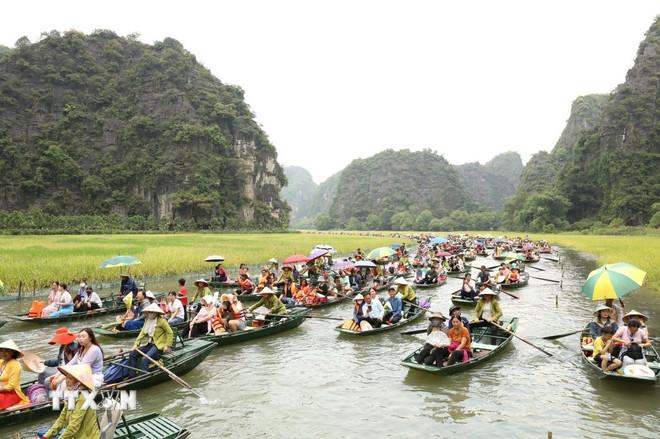 Khách du lịch tham quan Khu du lịch Tam Cốc-Bích Động, huyện Hoa Lư, tỉnh Ninh Bình. (Ảnh: Đức Phương/TTXVN) ttxvn-thanh-pho-hoa-lu-13-3.jpg