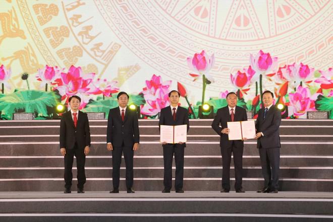 Phó Thủ tướng Trần Hồng Hà trao Nghị quyết 1318/NQ-UBTVQH15 của UBTVQH về thành lập thành phố Hoa Lư và Quyết định của Thủ tướng Chính phủ công nhận thành phố Hoa Lư đạt tiêu chí đô thị loại I. (Ảnh: Đức Phương/TTXVN) vna-potal-pho-thu-tuong-chinh-phu-tran-hong-ha-du-le-cong-bo-thanh-lap-thanh-pho-hoa-lu-7816063.jpg