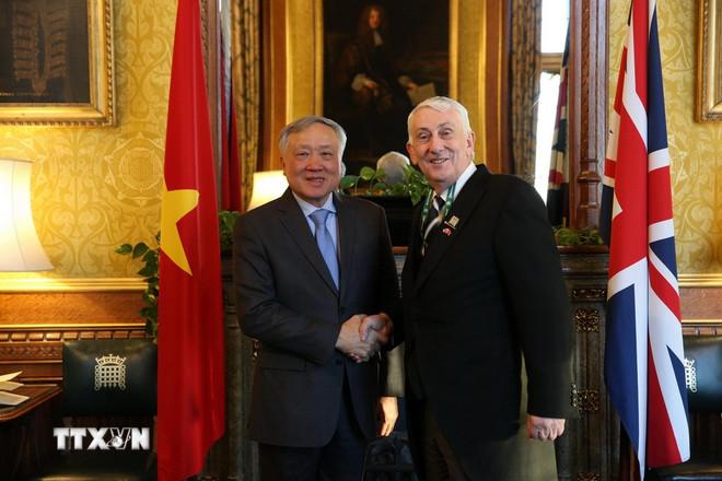 Phó Thủ tướng Thường trực Nguyễn Hòa Bình gặp Chủ tịch Hạ viện Anh Lindsay Hoyle. (Ảnh: Hữu Tiến/TTXVN) ttxvn-ong-nguyen-hoa-binh-tham-anh-1-9516.jpg