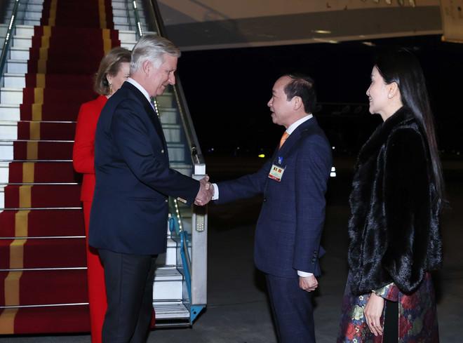 Đại biểu đón Nhà vua Bỉ Philippe và Hoàng hậu Mathilde tại sân bay quốc tế Nội Bài. (Ảnh: An Đăng/TTXVN) nha-vua-va-hoang-hau-bi-den-viet-nam-3.jpg