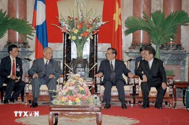 Tổng Bí thư Nông Đức Mạnh, Chủ tịch nước Trần Đức Lương tiếp Chủ tịch Đảng, Chủ tịch nước Lào Khamtai Siphandone thăm hữu nghị chính thức Việt Nam (2002). (Ảnh: Nguyễn Khang/TTXVN) ttxvn-dong-chi-khamtai-siphandone-quan-he-vietnam-lao-16.jpg