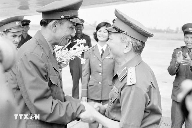 Đại tướng Võ Nguyên Giáp, Bộ trưởng Bộ Quốc phòng đón Phó Thủ tướng, Bộ trưởng Bộ Quốc phòng Lào Khamtai Siphandone thăm Việt Nam (1977). (Ảnh: TTXVN) ttxvn-dong-chi-khamtai-siphandone-quan-he-vietnam-lao-6.jpg