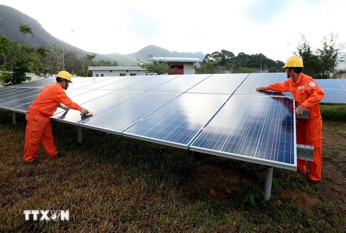 Nhà máy điện mặt trời đầu tiên tại Côn Đảo (Bà Rịa-Vũng Tàu) thuộc Dự án "Thúc đẩy phát triển điện mặt trời tại Việt Nam" trị giá 140.000 Euro trong tổng giá trị 1 triệu Euro, do Chính phủ Tây Ban Nha viện trợ không hoàn lại, góp phần nâng cao tỷ trọng nguồn năng lượng tái tạo tại Việt Nam. (Ảnh: Ngọc Hà/ TTXVN) ttxvn-0604-kinh-te-viet-nam-tay-ban-nha-2.jpg