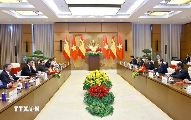 Chủ tịch Quốc hội Trần Thanh Mẫn hội kiến Thủ tướng Tây Ban Nha Pedro Sánchez. (Ảnh: Doãn Tấn/TTXVN) ttxvn-chu-tich-quoc-hoi-tran-thanh-man-hoi-kien-thu-tuong-tay-ban-nha-7961852-4.jpg