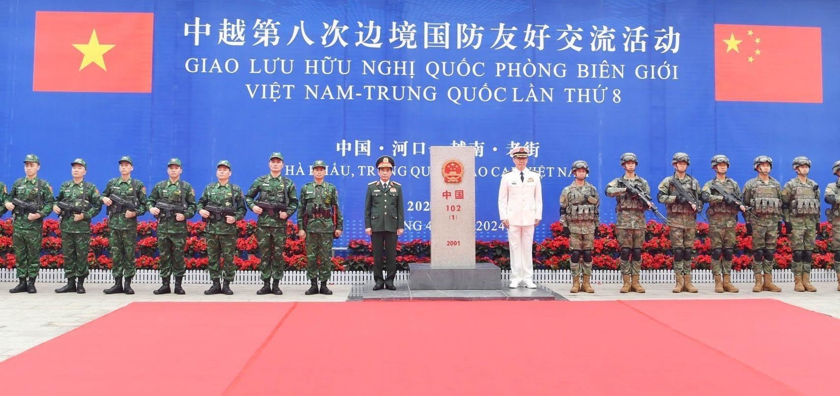 Đại tướng, Bộ trưởng Quốc phòng Phan Văn Giang và Thượng tướng, Bộ trưởng Quốc phòng Trung Quốc Đổng Quân chứng kiến hoạt động tuần tra chung trên bộ ngày 12/4/2024. (Ảnh: TTXVN phát) quan-he-vietnam-trung-quoc-10.jpg