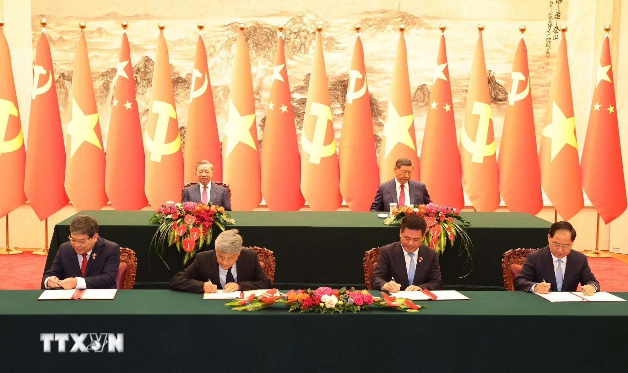 Trưa 19/8/2024, tại Đại lễ đường Nhân dân ở Thủ đô Bắc Kinh, Tổng Bí thư, Chủ tịch nước Tô Lâm và Tổng Bí thư, Chủ tịch nước Trung Quốc Tập Cận Bình chứng kiến Lễ ký các văn kiện hợp tác giữa hai nước. (Ảnh: Trí Dũng/TTXVN) ttxvn-quan-he-vietnam-trung-quoc-5.jpg