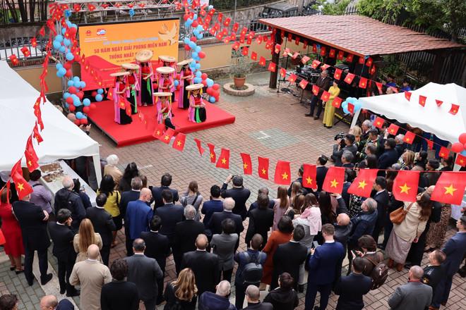 Các tiết mục hát Quan họ, múa nón của các thành viên Hiệp hội “Nhịp cầu Văn hóa Italia-Việt Nam.” (Ảnh: Dương Hoa/TTXVN) italy.jpg